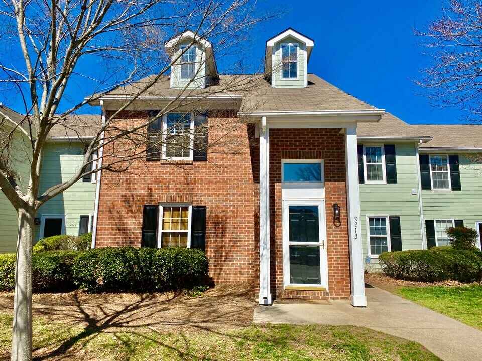 9213 Kings Canyon Dr in Charlotte, NC - Building Photo