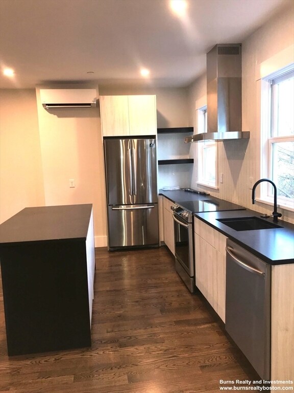 2 Gifford Pl, Unit 2 in Boston, MA - Building Photo - Building Photo