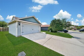 10889 South Lake Mist Lane in Willis, TX - Building Photo - Building Photo