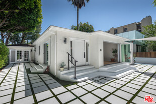 738 Huntley Dr in West Hollywood, CA - Foto de edificio - Building Photo