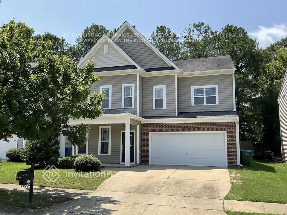 600 Hadlow St in Fuquay Varina, NC - Building Photo