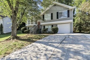 6017 Happy Trails Ct in Lithonia, GA - Building Photo