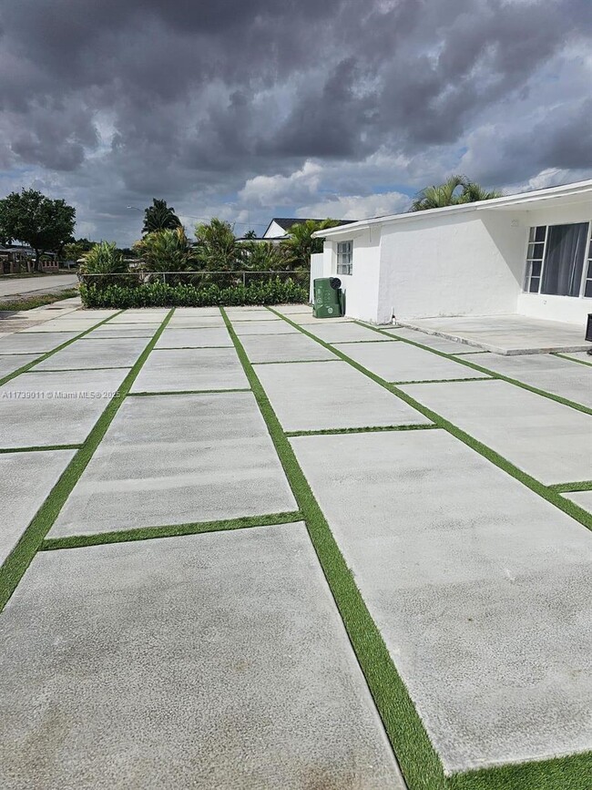 1241 W 60th Terrace in Hialeah, FL - Building Photo - Building Photo