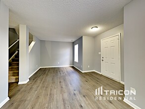 9737 Aviary Hill Way-Unit -301 in Charlotte, NC - Foto de edificio - Building Photo