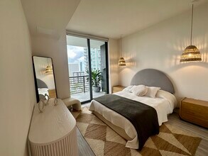 452 NE 39th St, Unit B1 in Miami, FL - Foto de edificio - Building Photo