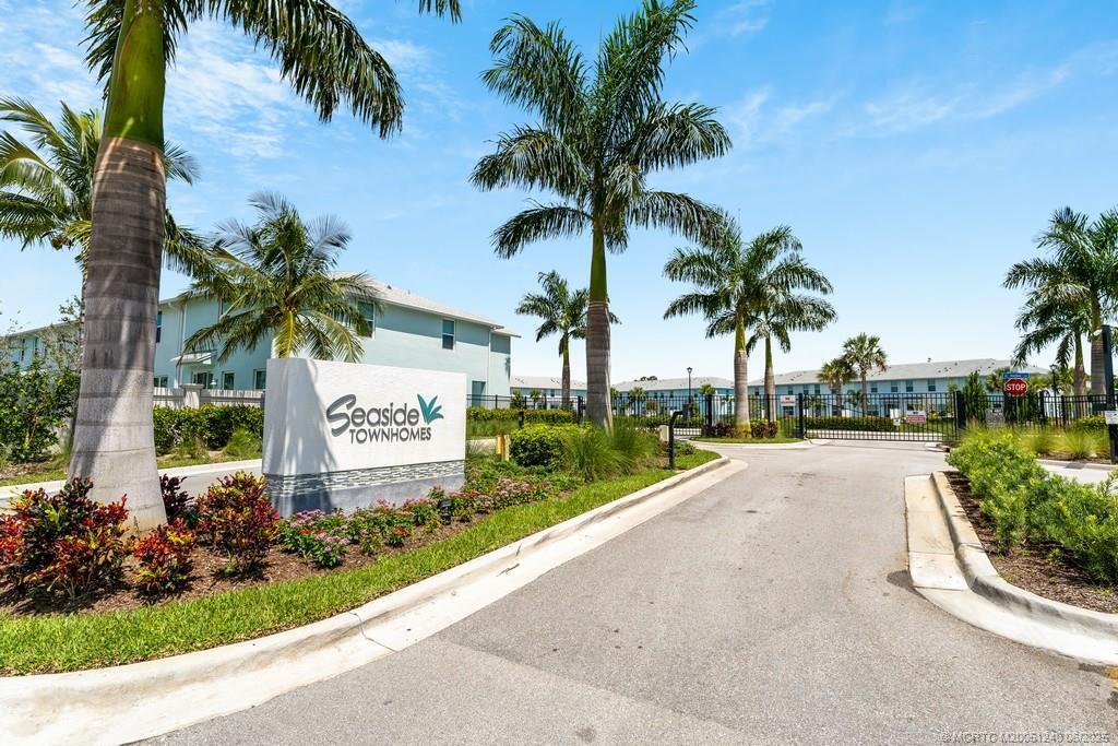 325 SE Halifax Ln in Stuart, FL - Building Photo