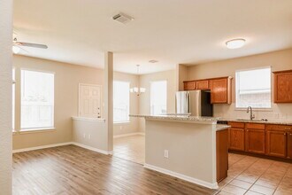 11305 Shoal Creek Dr in Pearland, TX - Building Photo - Building Photo