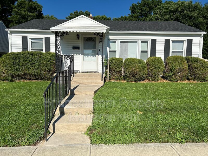 215 N Walnut St in Englewood, OH - Building Photo