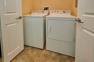 Waterford Village Apartments in Barboursville, WV - Foto de edificio - Building Photo