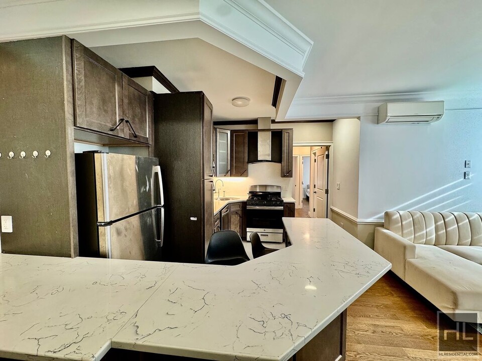 Gorgeous gut renovated 2 bed/2 bath spacious coop for rent. in Queens, NY - Foto de edificio
