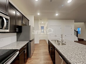 33130 Ten Trails Pkwy in Black Diamond, WA - Foto de edificio - Building Photo