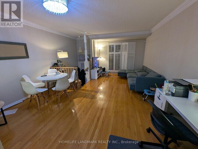 28 Sommerset Way in Toronto, ON - Building Photo - Building Photo