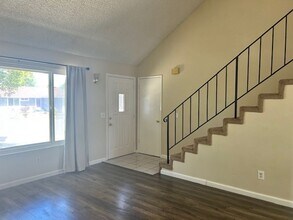983 Elizabeth Ave in Rohnert Park, CA - Building Photo - Building Photo