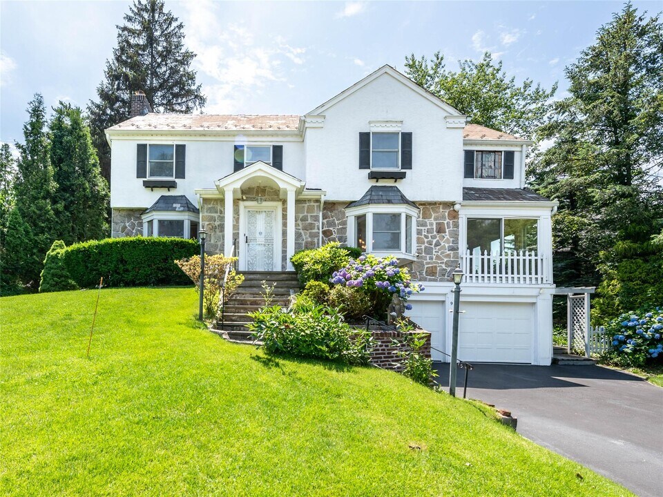 91 Pickwick Rd in Manhasset, NY - Building Photo