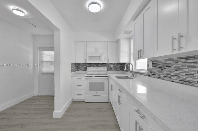 4964 NW 48th Way in Tamarac, FL - Building Photo - Building Photo