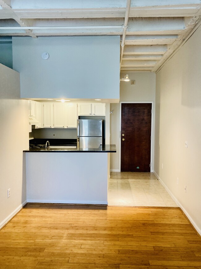 32 Peachtree St NW, Unit 303 in Atlanta, GA - Building Photo - Building Photo