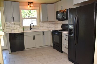 2407 Lexington St in Steilacoom, WA - Building Photo - Building Photo