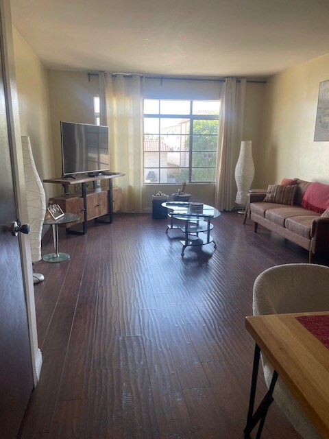 10961 Palms Blvd in Los Angeles, CA - Building Photo