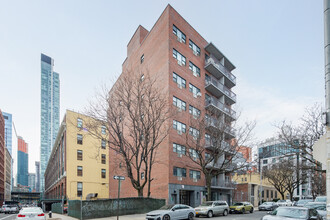 2716 41st Ave in Long Island City, NY - Building Photo - Primary Photo