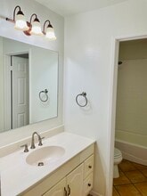 2104 Raymond Ave in Altadena, CA - Foto de edificio - Building Photo