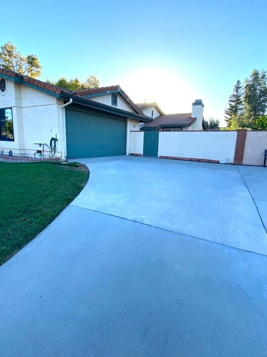 26107 Galvez Ct in Santa Clarita, CA - Building Photo