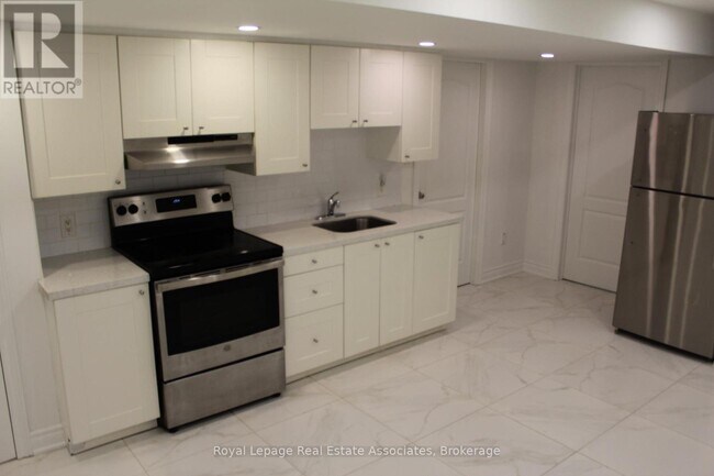 2 Bakersfield Rd in Brampton, ON - Building Photo - Building Photo