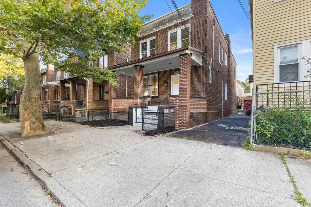 165 Van Nostrand Ave in Jersey City, NJ - Building Photo