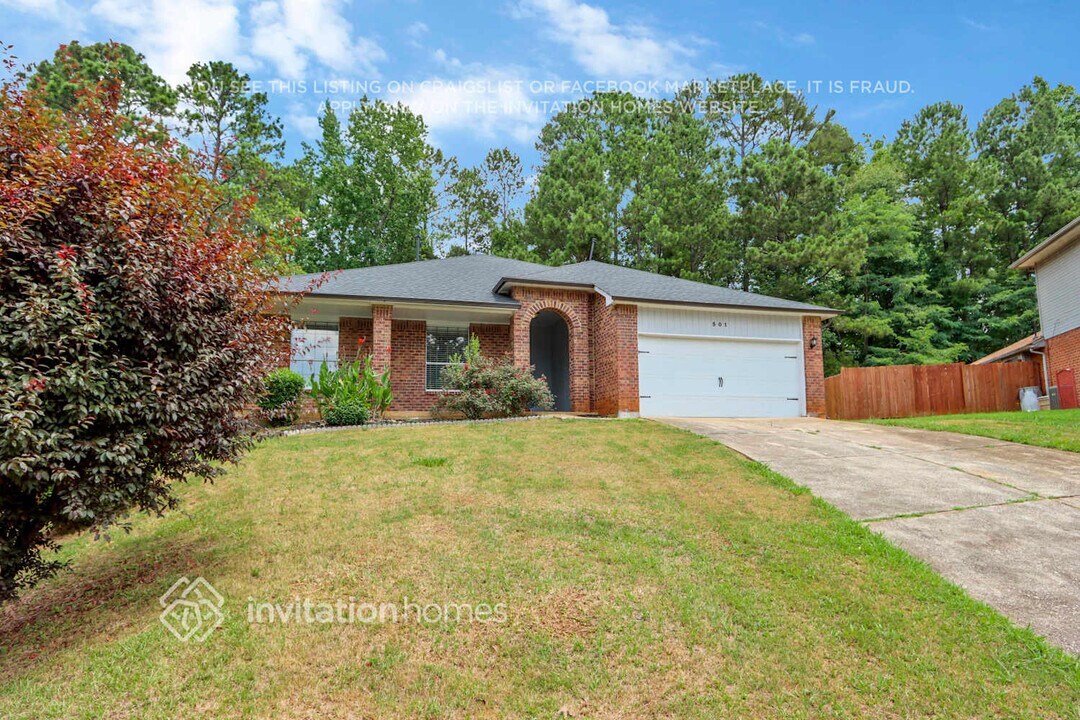 501 N Shore Rd in Lithonia, GA - Building Photo