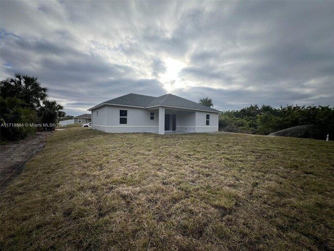 526 Kilgour Ave S in Lehigh Acres, FL - Building Photo - Building Photo