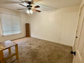 6304 Quaker Ave, Unit B in Lubbock, TX - Building Photo - Building Photo