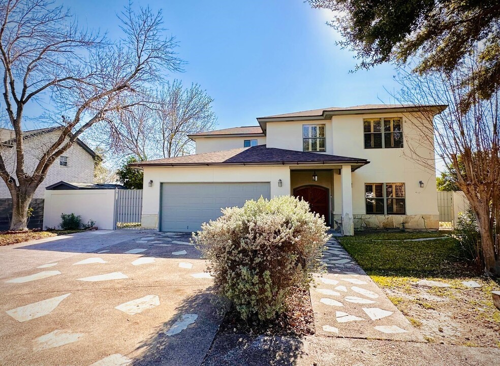 105 Yellowstone Lake Dr in Laredo, TX - Building Photo