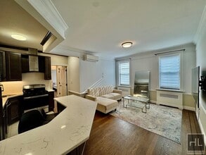 Gorgeous gut renovated 2 bed/2 bath spacious coop for rent. in Queens, NY - Foto de edificio - Building Photo