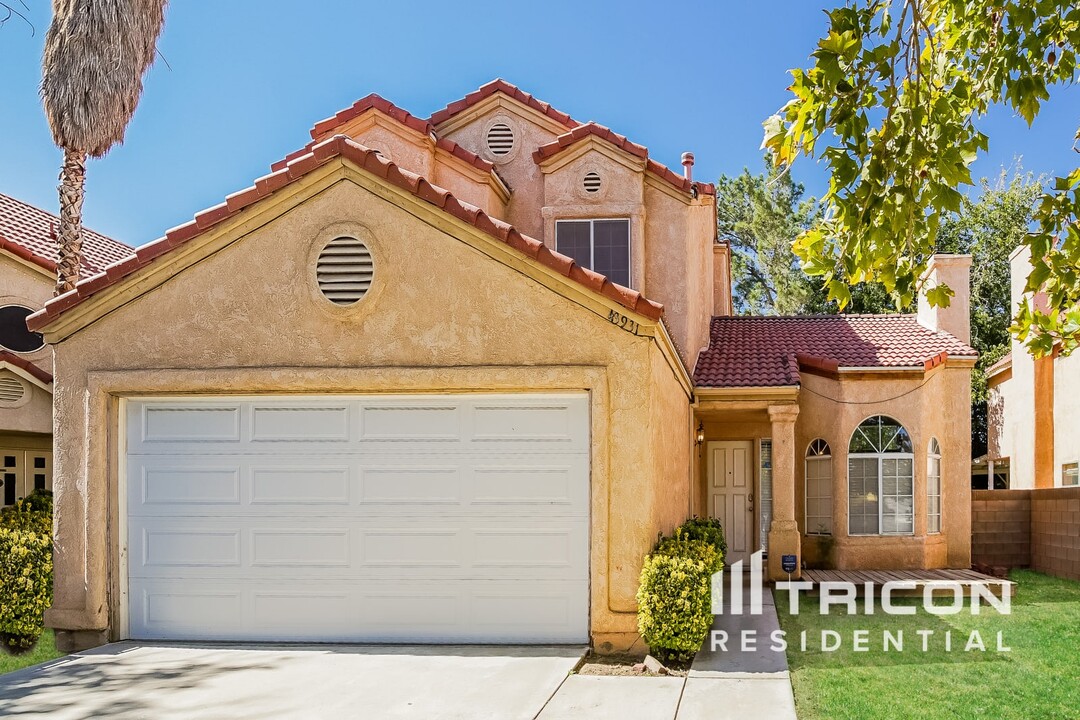 43931 Broadwater Ave in Lancaster, CA - Foto de edificio