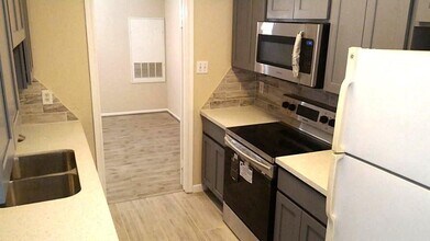 2255 Braeswood Park Dr, Unit 302 in Houston, TX - Building Photo - Building Photo