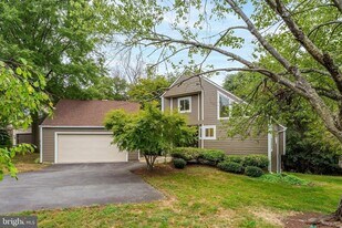 11916 Moss Point Ln in Reston, VA - Building Photo