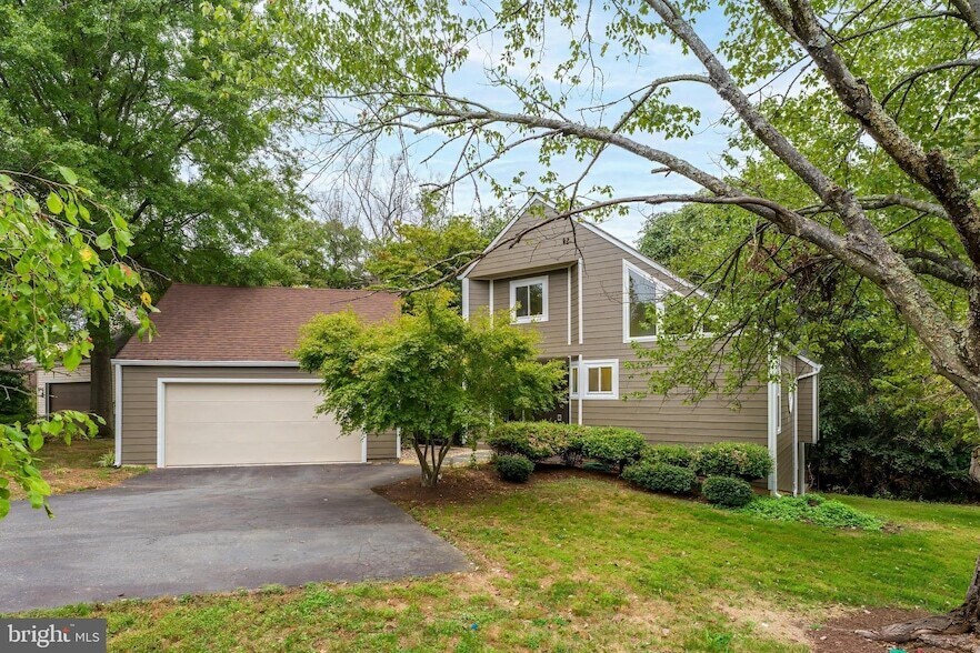 11916 Moss Point Ln in Reston, VA - Building Photo