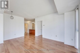 25-525 Cole St in Toronto, ON - Building Photo - Building Photo