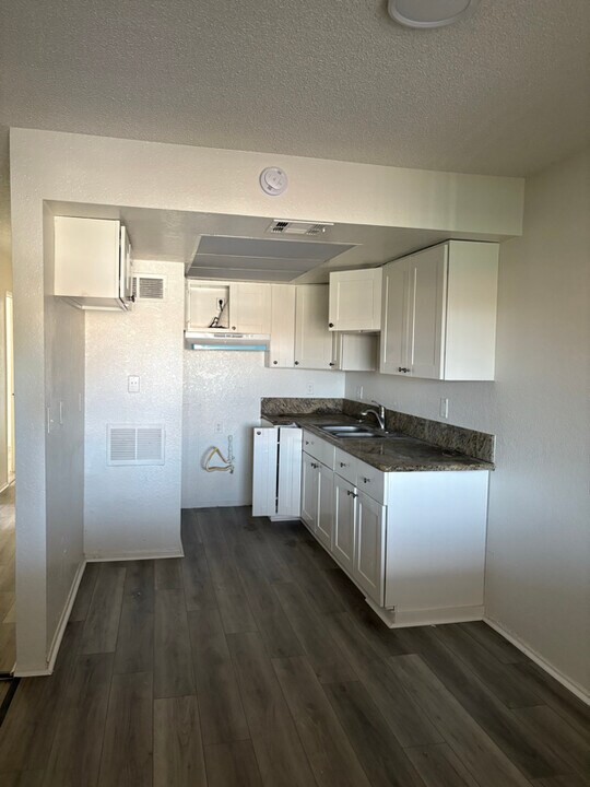 38118 11th St E in Palmdale, CA - Building Photo