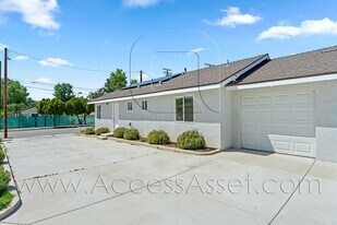 108 S Lindsay St in Lake Elsinore, CA - Building Photo