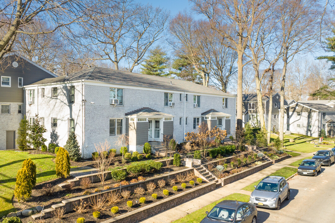 Trousdell Village in Glen Cove, NY - Foto de edificio