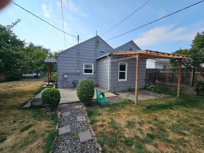 1415 W Ave in La Grande, OR - Building Photo - Building Photo