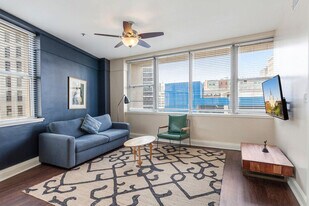 925 Common St in New Orleans, LA - Building Photo