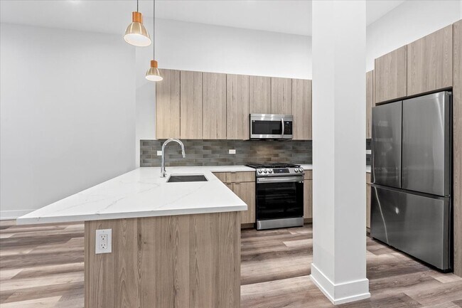 2316 N Clark St, Unit 310 in Chicago, IL - Building Photo - Building Photo
