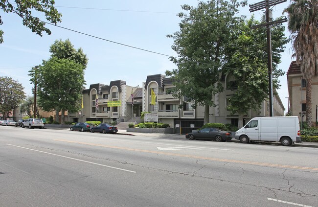 Bentley Court Apartments in Van Nuys, CA - Building Photo - Building Photo