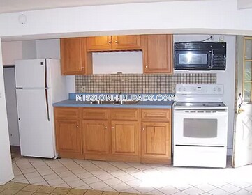 688 Parker St in Boston, MA - Building Photo