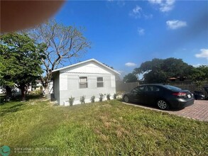 136 N 24th Ave in Hollywood, FL - Building Photo - Building Photo