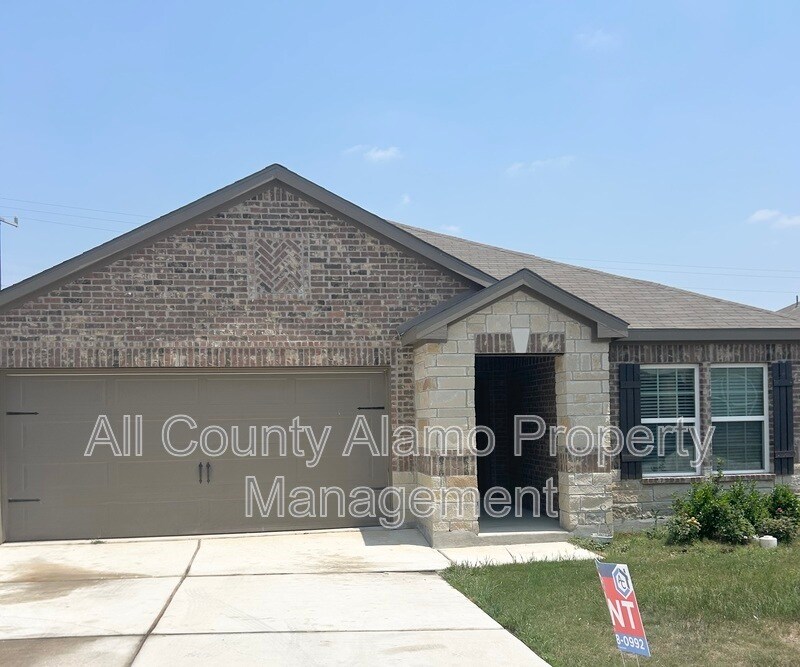 9215 Foxing Blf in Converse, TX - Building Photo