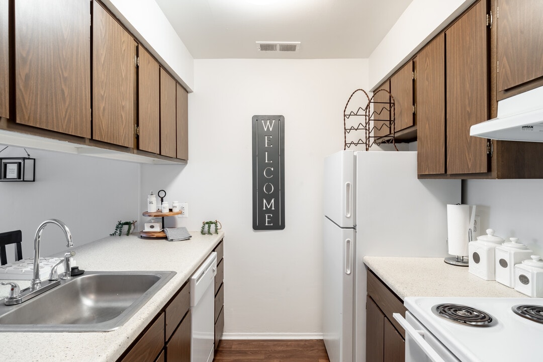 Pine Hill Apartments in Howell, MI - Foto de edificio