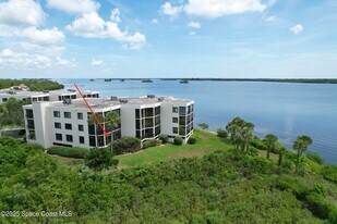 9612 Riverside Dr, Unit 102 in Sebastian, FL - Building Photo