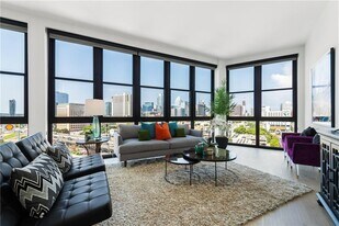 800 Embassy Dr in Austin, TX - Building Photo